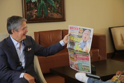 Guillermo Lasso, presidente electo del Ecuador con la portada de EXTRA que salió un día después de su victoria.