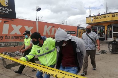 El hijo  sospechoso fue detenido para investigaciones.