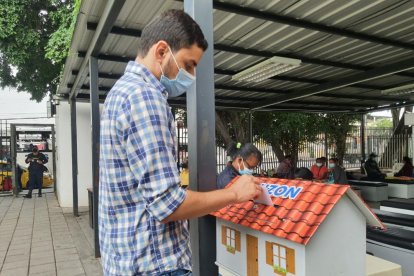 El buzón está ubicado estratégicamente, para garantizar que los familiares que pernoctan en las salas de espera del área de Emergencia, puedan enviar mensajes positivos.