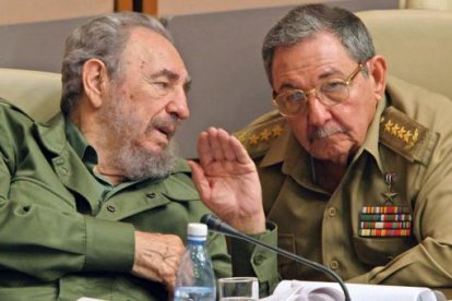 Fidel y Raúl Castro, políticos cubanos.