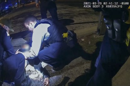 Un fotograma de un video publicado por la Oficina Civil de Responsabilidad de la Policía (COPA) muestra la muerte a tiros de Adam Toledo.