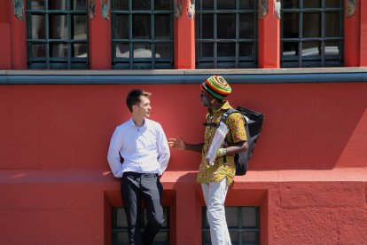 La falta de tolerancia y empatía pueden causar roces, por eso conversa con tus vecinos y en forma pacífica hazle saber lo que te molesta.