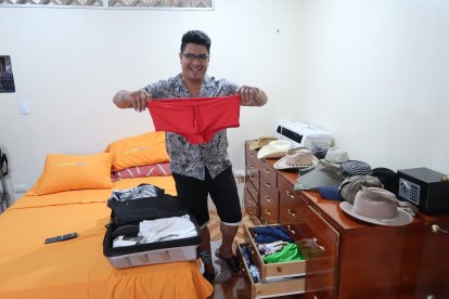 A donde vaya, lo acompaña una maleta donde guarda un traje y unos zapatos para cualquier show que se presente.