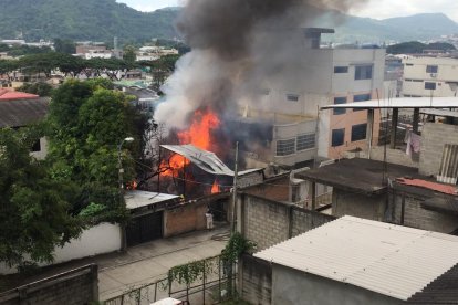 El incendio se registra al medio día en el sector de Urdesa.