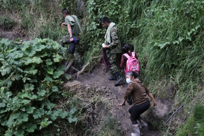 Tiene nueve años y todos los días atraviesa el precipicio que bordea la frontera para poder estudiar.