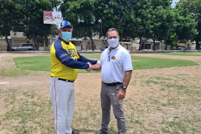 Raynier Rabelo y Marcos Piedra, directivos del sóftbol, en el estadio Tomás Moreno de Manta.