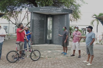 Moradores de Tarqui se reúnen seguido para hablar de la vida. La placa de la memoria los hace también recordar a los que fallecieron.