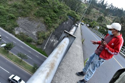 Los vecinos intentan descifrar las razones por las que la mujer aparentemente quiso quitarse la vida.