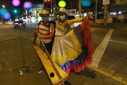 La pareja se conoció en Quito y ahora viven en Guayaquil. Suelen laborar en el norte de Guayaquil. Él ofrece su arte musical y ella baila.