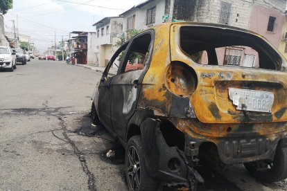 Un vehículo fue incinerado luego de que asesinaran a una personas en el suburbio de Guayaquil.