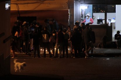 Un  grupo de jóvenes se tomó la vereda donde fueron asesinadas las víctimas para llorarlas. Colocaron música y velas.