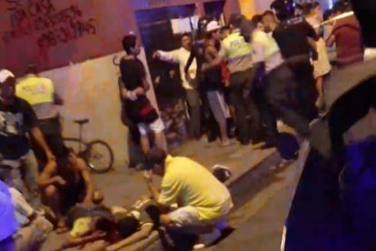 Las víctimas quedaron sobre la vereda. Moradores están asustados.