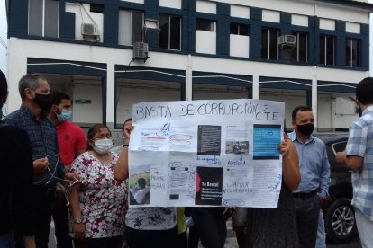 Los jóvenes denunciaron haber pagado hasta mil dólares por las pruebas médicas.