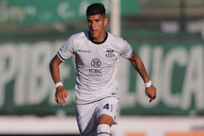 El ecuatoriano Piero Hincapié destaca en la zaga de Talleres de Córdoba.