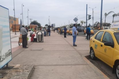 En el exterior de la terminal terrestre de Santa Elena, decenas de ciudadanos esperaban por un bus.