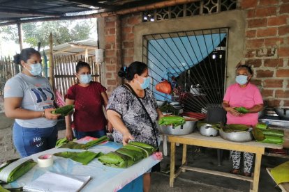 Cecilia Chávez, de blusa rosada, dirige todo el proceso de elaboración de los bollos que venden cada jueves y domingo.