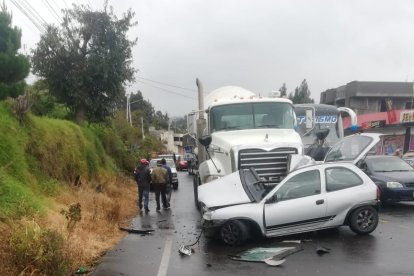 Una víctima dejó el impacto entre un auto y un camión mezclador.