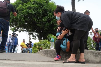 La madre de una de las víctimas recibe el consuelo de sus familiares.