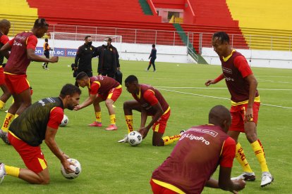 Angelo Pizzorno (i) es uno de los experimentados que arropa a los juveniles  del Aucas.