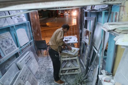 Francisco Rivera aprendió el oficio de su padre, quien fundó la marmolería en el centro de Guayaquil hace más de cuatro décadas.