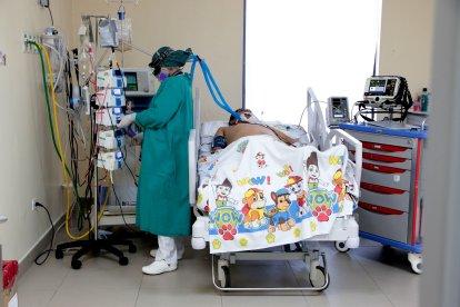 Referencial. Continúa la demanda por una cama en UCI.