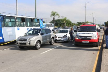 Un triple accidente de tránsito sucedió en la autopista Terminal Terrestre Pascuales.