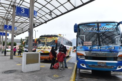 En terminales como el de Carcelén, en el norte de Quito, los usuarios esperan por horas para poder movilizarse a otras provincias.