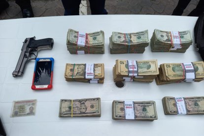 La Policía recuperó 45.000 dólares. Además se pudo incautar la pistola de fogueo con la que los implicados amenazaron al empleado.