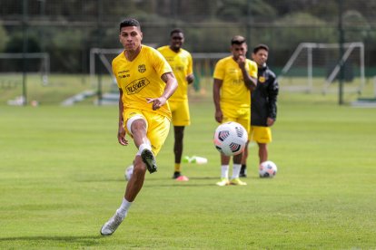 Fernando León saltará como titular, en el duelo que Barcelona sostendrá ante Santos de Brasil, en la Copa Libertadores.