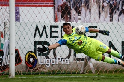 Joaquín Pucheta, golero de Macará, fue expulsado en el duelo ante Orense, por orinar en plena cancha.