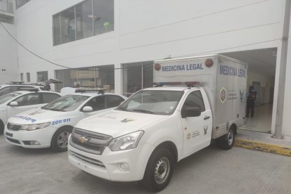 Momento en que el cuerpo de la víctima fue retirado del hospital de Calderón, norte de Quito.