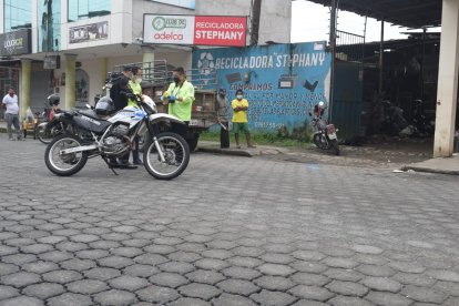 En el exterior de este local se produjo la agresión a la mujer que está con una herida en la cabeza.