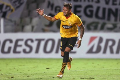 Carlos Garcés el hombre del partido ante Santos, hizo un gol y provocó un autogol.