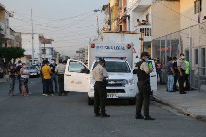 La Policía llegó al sitio para retirar el cadáver e iniciar las investigaciones pertinentes para esclarecer este nuevo hecho violento en la ciudad.