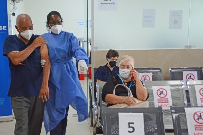 El proceso de vacunación se lleva en orden en el hospital.