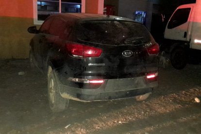 El vehículo Sportage negro sin placas, estaba parqueado en una estacionamiento de una cooperativa de transporte público
