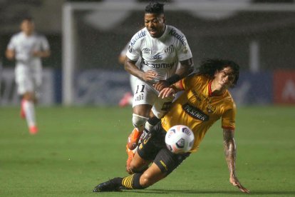 El cuadro brasileño del Santos cayó en su estadio 2-0 ante Barcelona, en la primera fecha del Grupo C de la Copa Libertadores.