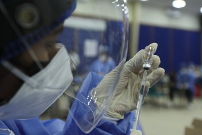 Continúa la vacunación de adultos mayores, médicos, uniformados y otros profesionales que no recibieron la dosis en la Fase 0 de Plan Vacunarse.