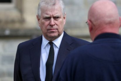 El príncipe Andrés, de Inglaterra, tiene una admiradora que se las sabe todas.