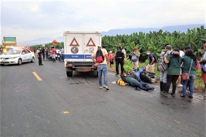 Claudio Granda y Lucía Ramón iban en una motocicleta cuando sufrieron el percance.