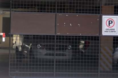 La ambulancia de Medicina Legal ingresó al hotel para llevarse los cadáveres.