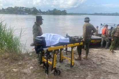 El esfuerzo por salvar la vida de la militar fue en vano. Su cadáver fue sacado en un bote.