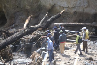 Los comuneros recorrieron la zona donde ocurrió la desgracia para buscar a una de las víctimas.