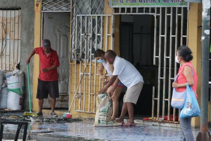 El incendio se registró en una vivienda de dos pisos. Los habitantes limpiaban los escombros media hora después de la emergencia.