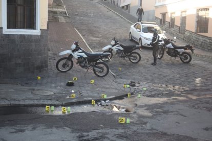 Personal de Criminalística recoge evidencia en el asfalto.