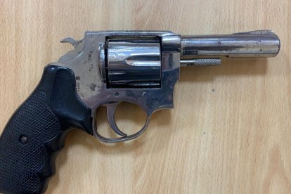 El arma de fuego requisada al presunto miembro de Los Chonero