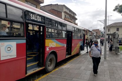 Los problemas del transporte urbano se agravan en la capital azuaya.