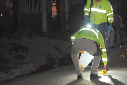Los agentes de Criminalística recogieron varios indicios en el sitio.