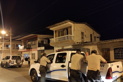 La policía llegó al lugar para  investigar lo ocurrido.