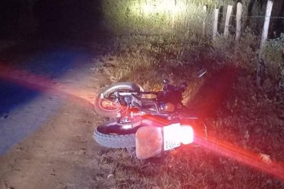 En esta moto se movilizaban los hermanos Villegas cuando fueron baleados.